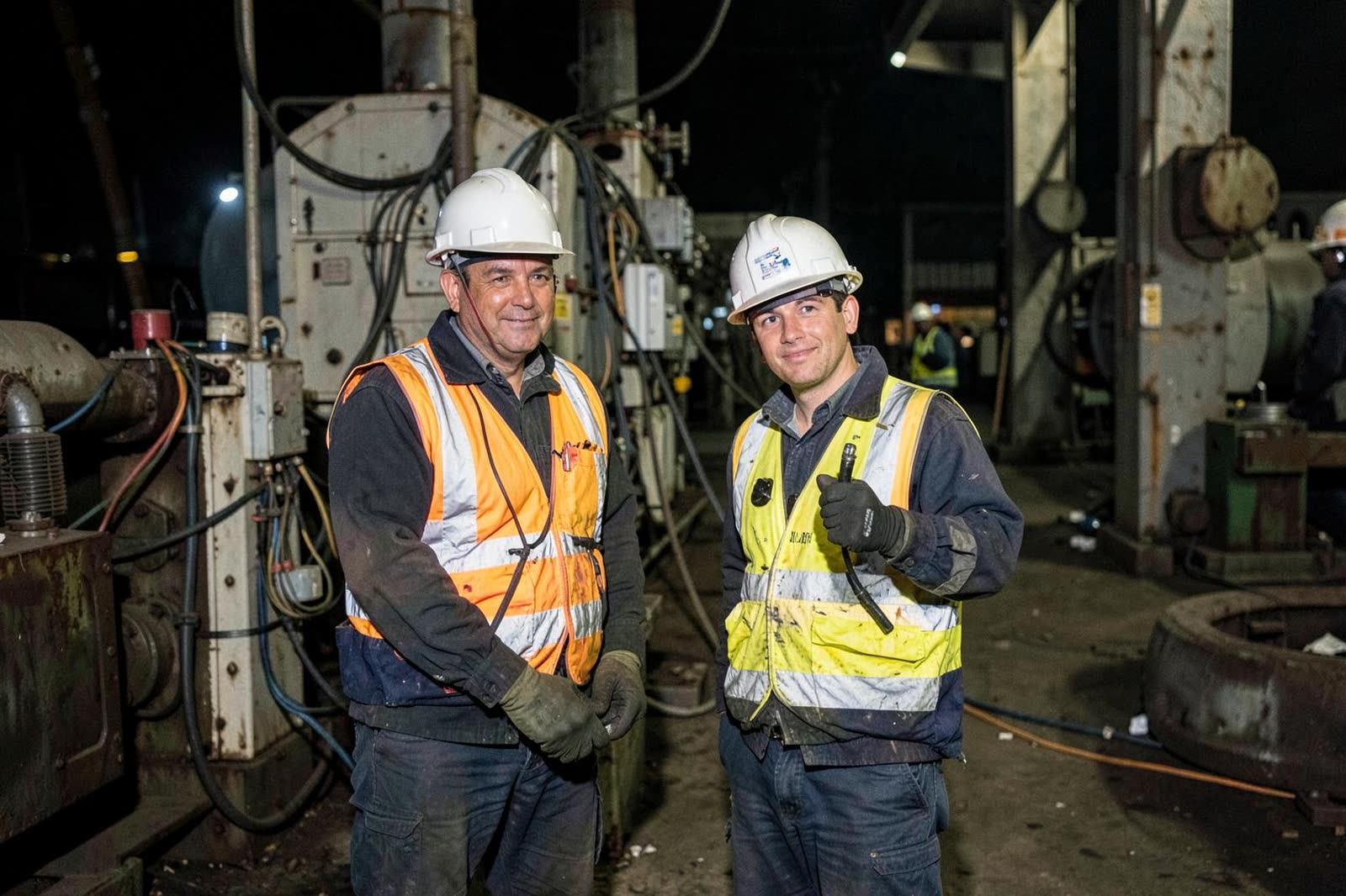 Dos técnicos instalando equipo de red durante una parada programada en planta.