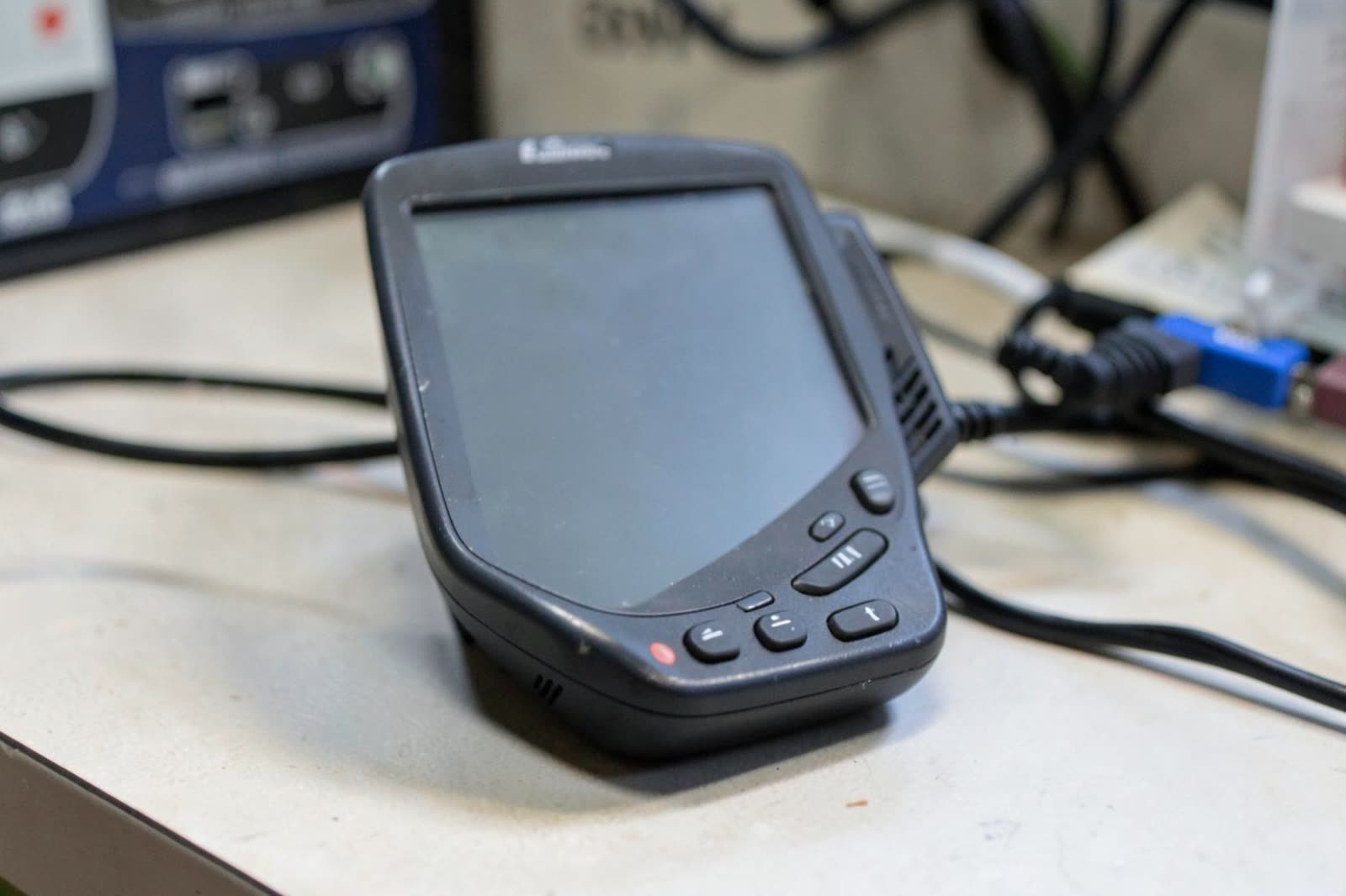 Terminal de punto de venta sobre el mostrador con su conexión de red.